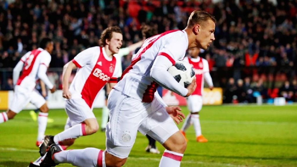 阿贾克斯欧冠征途：从辉煌到深渊的挣扎